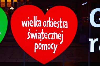 Varşova, Polonya. 13 Ocak 2018. Kırmızı kalp, sosyal yardım sembolü. Büyük orkestra Noel sadaka yardım kampanyası. Jurek Owsiak. 