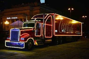 Varşova, Polonya. 13 Ocak 2018. Coca Cola kamyonu büyük orkestra Noel sadaka yardım kampanyası. Jurek Owsiak. 