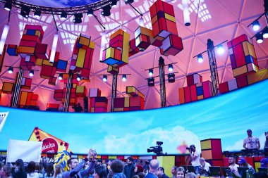 Varşova, Polonya. 14 Ocak 2017. Noel yardım kuruluşunun büyük orkestra tarafından 26 büyük final. Grand Finale Center geleneksel Taba Defilad Varşova bilim ve Kültür Sarayı'nın önünde yer alır.