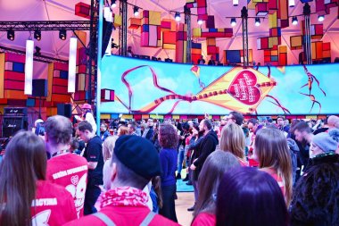 Varşova, Polonya. 14 Ocak 2017. Noel yardım kuruluşunun büyük orkestra tarafından 26 büyük final. Grand Finale Center geleneksel Taba Defilad Varşova bilim ve Kültür Sarayı'nın önünde yer alır.