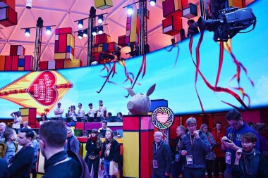 Varşova, Polonya. 14 Ocak 2017. Noel yardım kuruluşunun büyük orkestra tarafından 26 büyük final. Grand Finale Center geleneksel Taba Defilad Varşova bilim ve Kültür Sarayı'nın önünde yer alır.