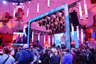 Varşova, Polonya. 14 Ocak 2017. Noel yardım kuruluşunun büyük orkestra tarafından 26 büyük final. Grand Finale Center geleneksel Taba Defilad Varşova bilim ve Kültür Sarayı'nın önünde yer alır.