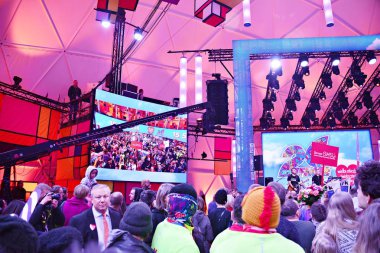 Varşova, Polonya. 14 Ocak 2017. Noel yardım kuruluşunun büyük orkestra tarafından 26 büyük final. Grand Finale Center geleneksel Taba Defilad Varşova bilim ve Kültür Sarayı'nın önünde yer alır.