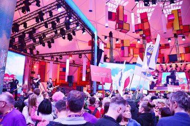 Varşova, Polonya. 14 Ocak 2017. Noel yardım kuruluşunun büyük orkestra tarafından 26 büyük final. Grand Finale Center geleneksel Taba Defilad Varşova bilim ve Kültür Sarayı'nın önünde yer alır.