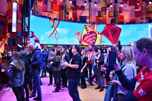 Varşova, Polonya. 14 Ocak 2017. Noel yardım kuruluşunun büyük orkestra tarafından 26 büyük final. Grand Finale Center geleneksel Taba Defilad Varşova bilim ve Kültür Sarayı'nın önünde yer alır.