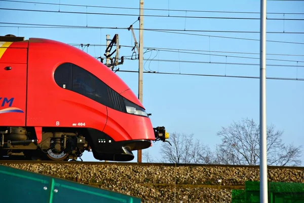 Treno Rosso Moderno Vista Laterale — Foto Stock