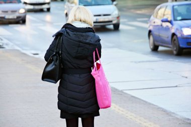 Şehirde otobüs bekleyen kız