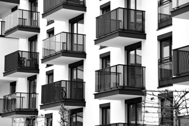 Modern apartmanlar. Modern bir apartman cephe. Siyah ve beyaz.