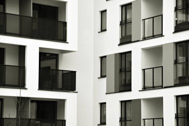 Modern apartmanlar. Modern bir apartman cephe. Siyah ve beyaz.