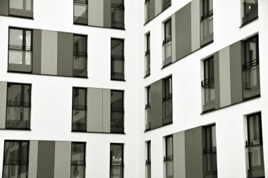 Modern apartmanlar. Modern bir apartman cephe. Siyah ve beyaz.