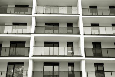 Modern apartmanlar. Modern bir apartman cephe. Siyah ve beyaz.