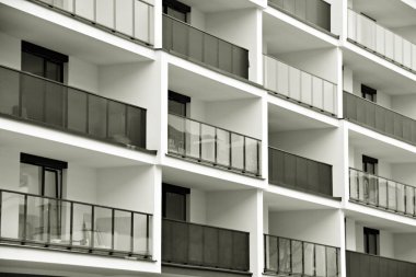 Modern apartmanlar. Modern bir apartman cephe. Siyah ve beyaz.