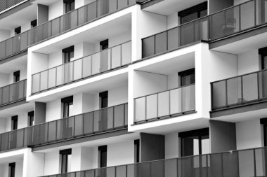 Modern apartmanlar. Modern bir apartman cephe. Siyah ve beyaz.