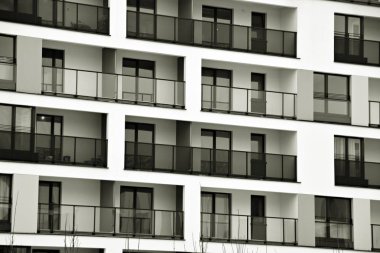 Modern apartmanlar. Modern bir apartman cephe. Siyah ve beyaz.