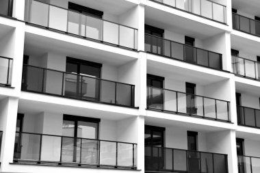 Modern apartmanlar. Modern bir apartman cephe. Siyah ve beyaz.