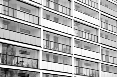 Modern apartmanlar. Modern bir apartman cephe. Siyah ve beyaz.