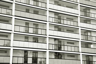 Modern apartmanlar. Modern bir apartman cephe. Siyah ve beyaz.