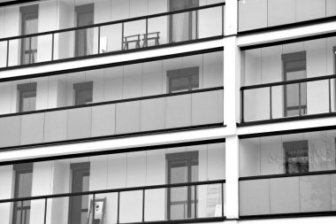 Modern apartmanlar. Modern bir apartman cephe. Siyah ve beyaz.