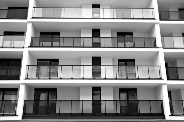 Prédios Apartamentos Modernos Fachada Moderno Edifício Apartamentos Preto Branco — Fotografia de Stock