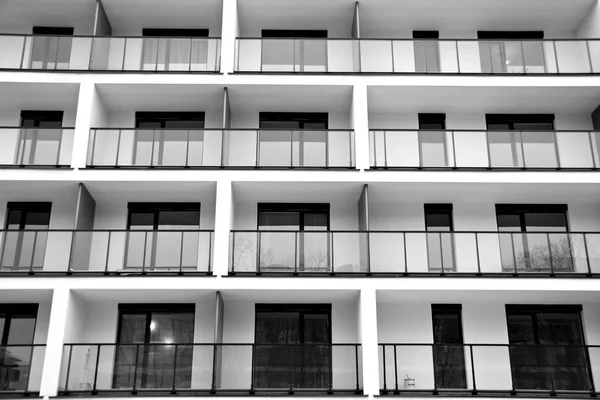 Moderne Mehrfamilienhäuser Fassade Eines Modernen Mehrfamilienhauses Schwarz Weiß — Stockfoto