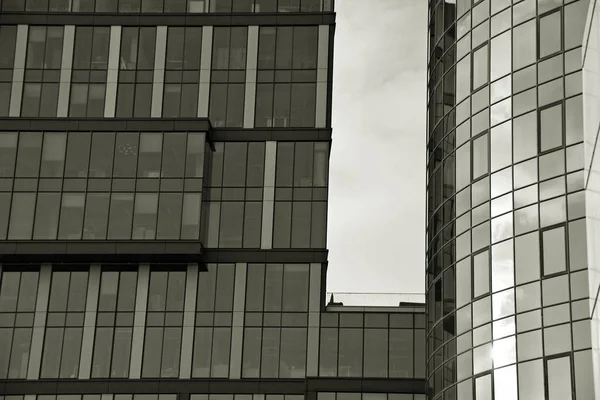 近代的なオフィスビル モダンな建物の建築の詳細 黒と白 — ストック写真