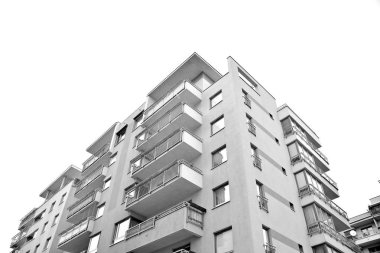Modern apartmanlar. Modern bir apartman cephe. Siyah ve beyaz.