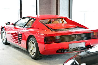 Varşova, Polonya. 3 Şubat 2018. Ferrari Testarossa üzerinde görüntü showroom