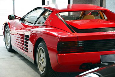 Varşova, Polonya. 3 Şubat 2018. Ferrari Testarossa üzerinde görüntü showroom