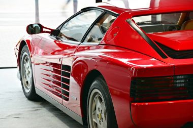 Varşova, Polonya. 3 Şubat 2018. Ferrari Testarossa üzerinde görüntü showroom