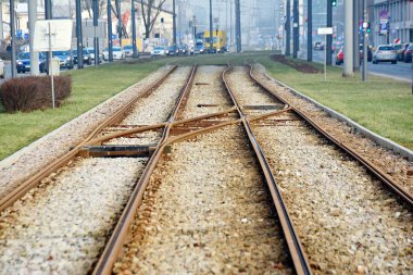 Varşova, Polonya. Prosta caddede 3 Şubat 2018.Two yönlü raylar için şehir tramvay.