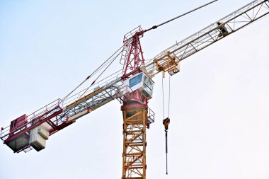 Modern teknoloji ile yüksek katlı ofis Merkezi İnşaatı. Gökyüzünün hafif bir arka plan üzerinde bir yapının parçası.