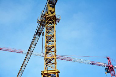 Modern teknoloji ile yüksek katlı ofis Merkezi İnşaatı. Gökyüzünün hafif bir arka plan üzerinde bir yapının parçası.