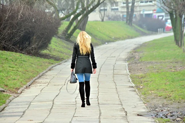 Joven Mujer Está Caminando Por Acera — Foto de Stock