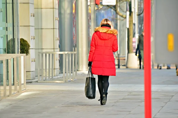 Joven Mujer Está Caminando Por Acera — Foto de Stock