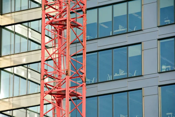 Construção Centro Escritórios Com Tecnologia Moderna Fragmento Edifício Fundo Claro — Fotografia de Stock