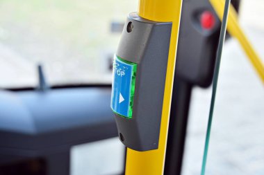 Modern otobüs içinde sarı sahibinin üzerinde durdur düğmesi