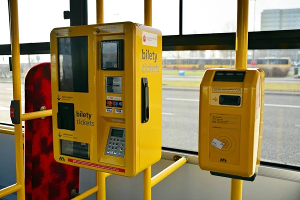 바르샤바 폴란드입니다 2018 Interior 버스의 Ricket 유효성 검사기와 시스템 — 스톡 사진