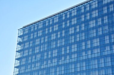 Modern bir apartmanın ön cephesi