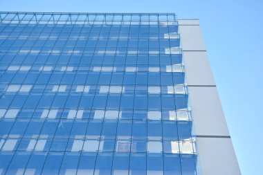 Modern bir apartmanın ön cephesi