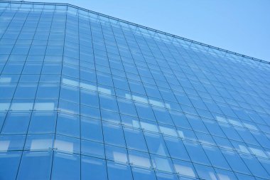 Modern bir apartmanın ön cephesi