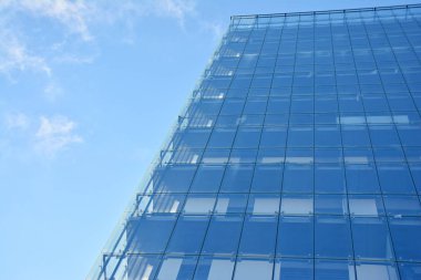 Modern bir apartmanın ön cephesi