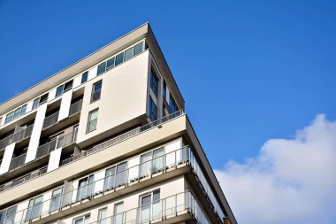 Modern bir apartmanın ön cephesi