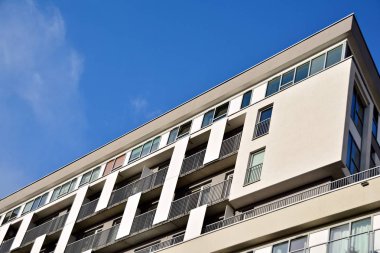 Modern bir apartmanın ön cephesi