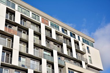 Modern bir apartmanın ön cephesi