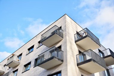 Modern bir apartmanın ön cephesi