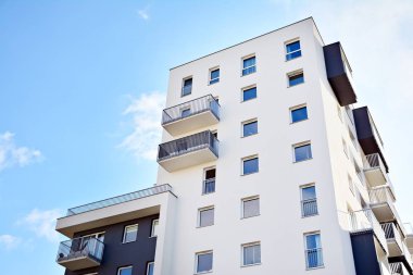 Modern bir apartmanın ön cephesi