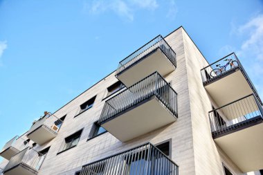 Modern bir apartmanın ön cephesi