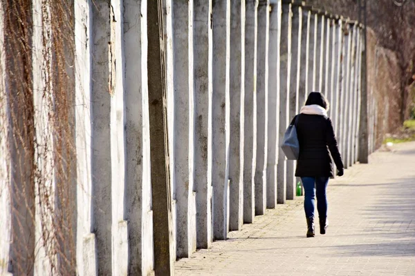 Joven Mujer Está Caminando Por Acera — Foto de Stock