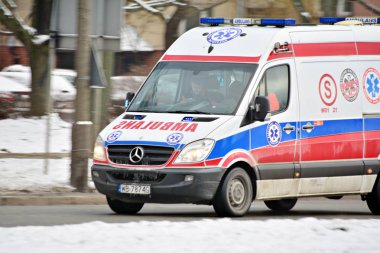 Varşova, Polonya. 6 Şubat 2018. Ambulans Kasprzaka Caddesi üzerinde