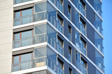 Modern bir apartmanın ön cephesi